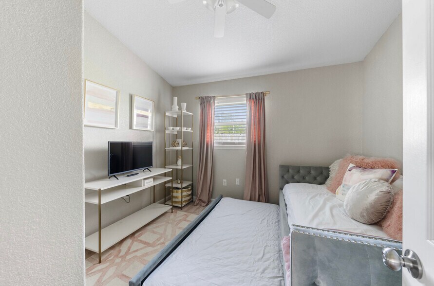 Building Photo - 212 Paladin Dr