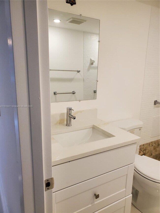 Building Photo - 1076 Cornwall D