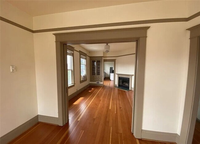 Building Photo - 1017 Taylor Ave N