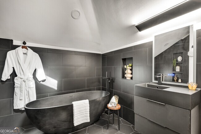 Building Photo - 901 Argonne Ave NE