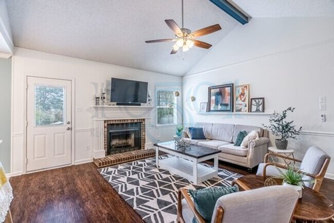Building Photo - Available in Early August Attn: Pilots! 3BR 2BA Crashpad!