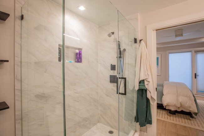 Building Photo - Stunning 2 BR/2 BA Condo in Lanier Heights!