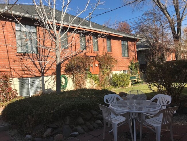 Building Photo - ONE CAR GARAGE - DUPLEX - NOSTALGIC - OLD ...