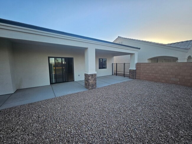 Building Photo - 3 Bedroom Home in Desert Lakes on the Golf Course