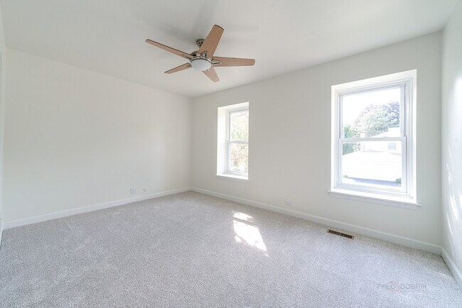 Building Photo - 887 Saybrook Ln