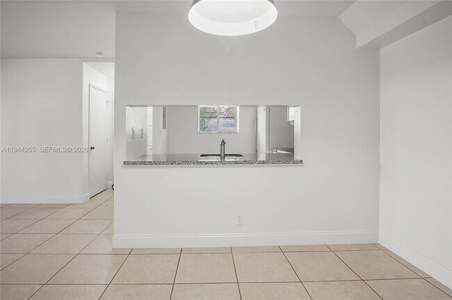 Building Photo - 606 Gardens Dr