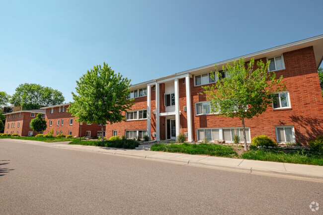 Building Photo - Hiawatha Court