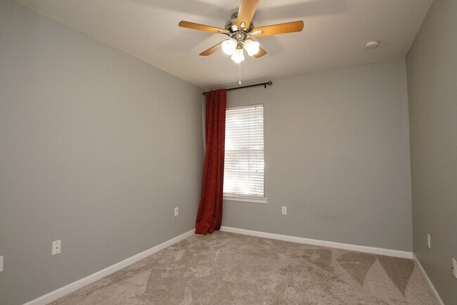 Building Photo - Central Niceville Location