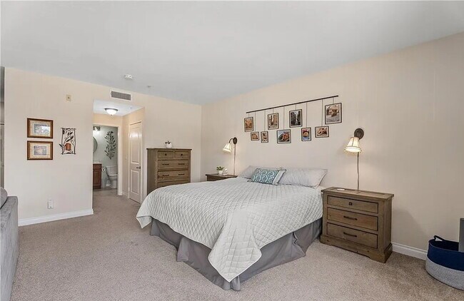 Building Photo - Bright & Spacious Unit with Natural Light