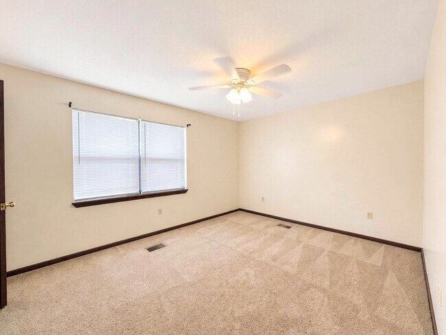 Building Photo - "Coastal Comfort: Spacious 2-Bed Townhouse in Fort Walton Beach!"