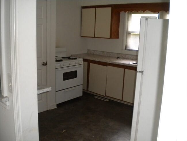 Building Photo - Pet Friendly 3 bedroom, 1 bath