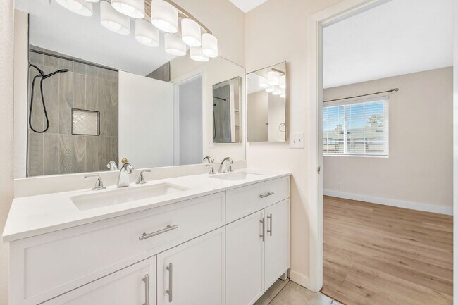 Building Photo - FULLY REMODELED UPSTAIRS CONDO | 3 BEDROOM | GRANITE COUNTERS | LAKE MEAD & JONES