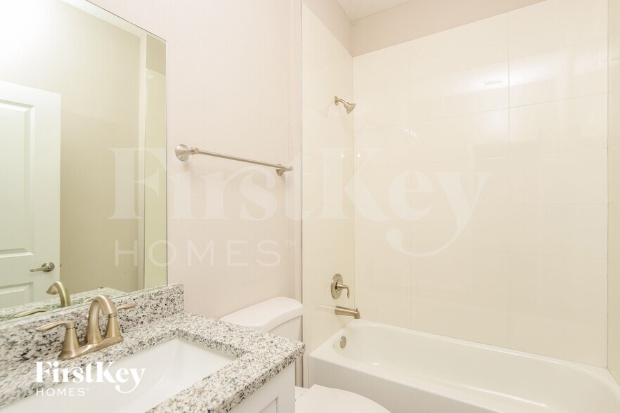 Building Photo - 124 Lamarque St