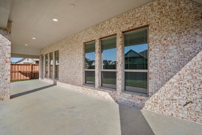 Building Photo - 7845 Charter Hill Dr