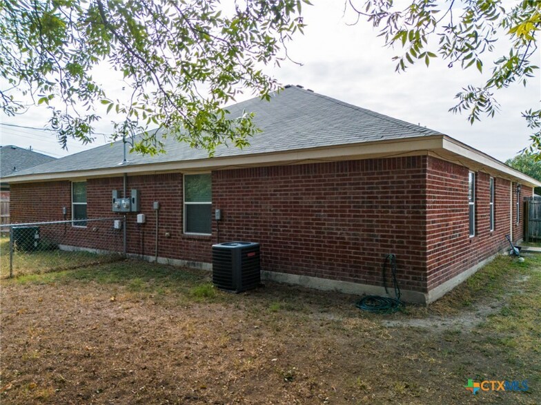 Building Photo - 1600 Van Zanten Dr