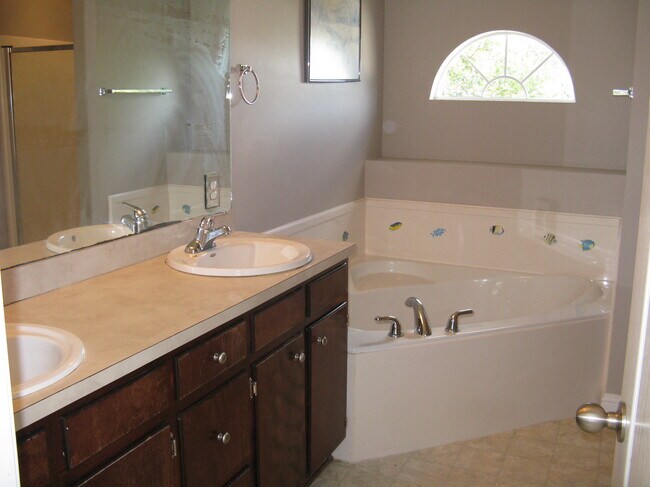 Masterbath - 2380 Polo Pl W