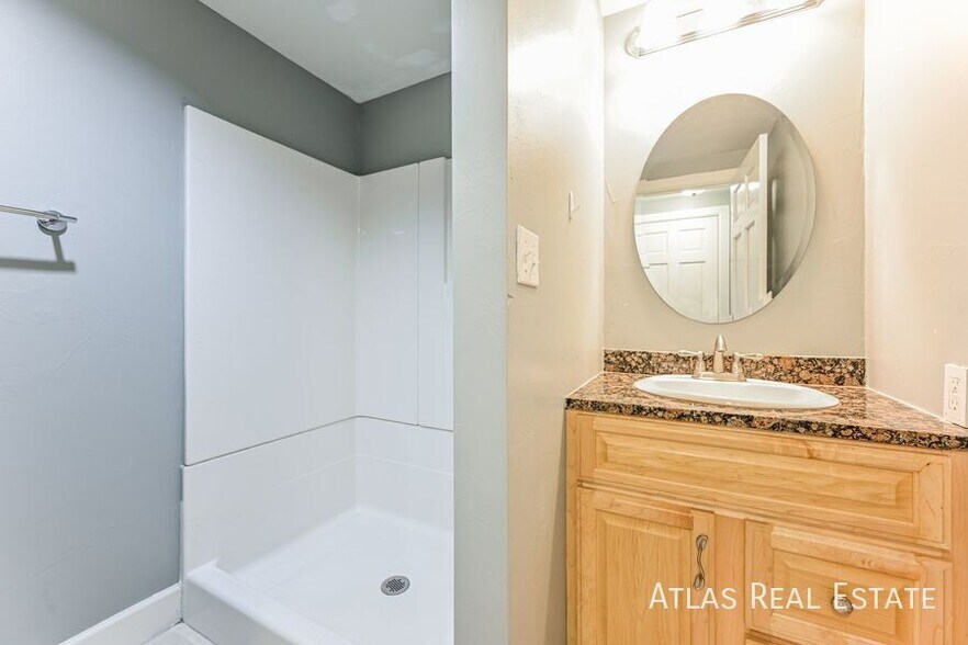 Building Photo - 6111 S Tabor St