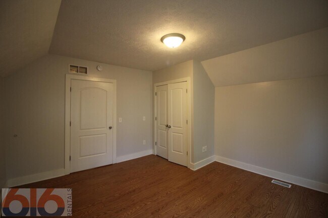 Building Photo - 858 Dayton St SW