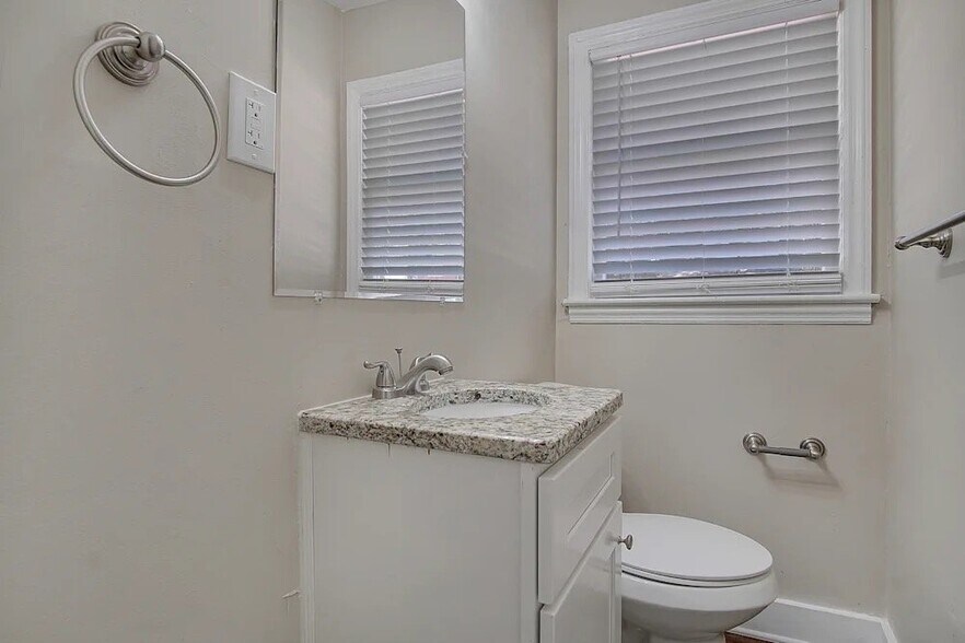 Building Photo - 1428 David Cir