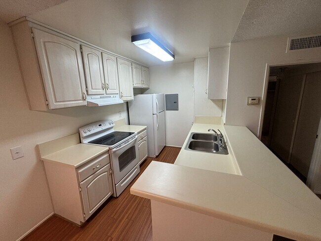 Building Photo - Charming 2-Bedroom Condo with Community Pool & Utilities Included in Newhall!