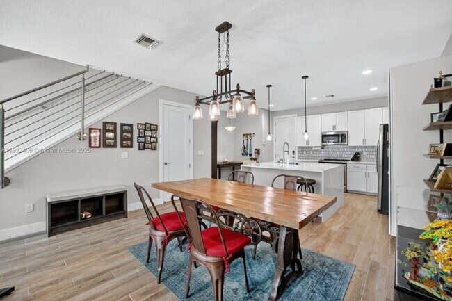 Building Photo - 1402 SW 4th Ave