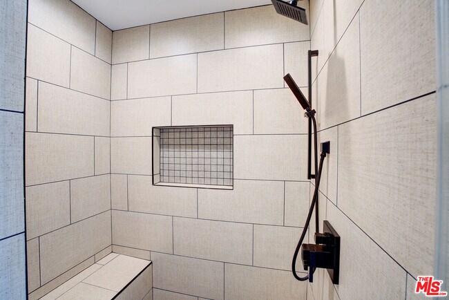 Building Photo - 423 N Palm Dr