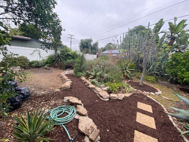 Building Photo - Cute 3 Bedroom 2 bath home located near SD...
