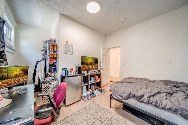 Building Photo - Massive Newly Renovated 11-Bedroom House o...