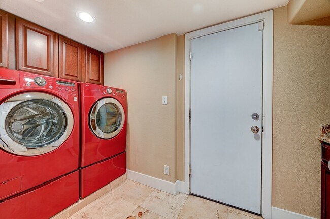 Building Photo - Charming 4 bedroom 3 bath fully furnished pool home in the heart of spring valley!