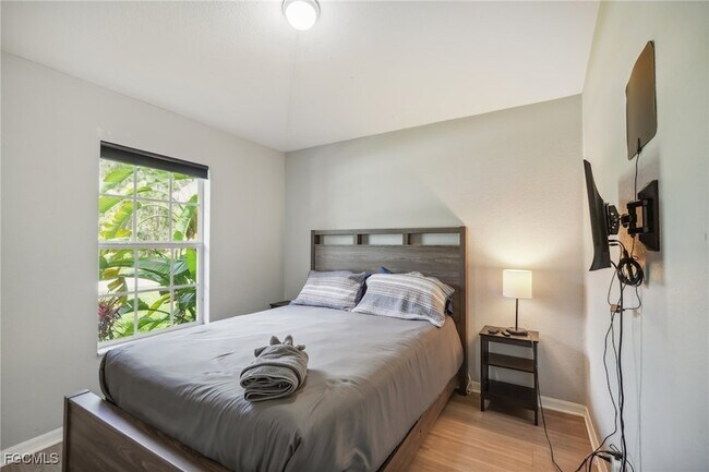 Building Photo - 940 Belmont St E