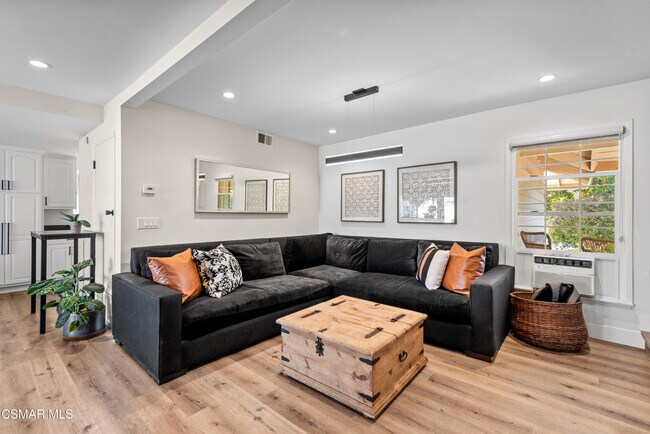 Building Photo - 363 Larcom St