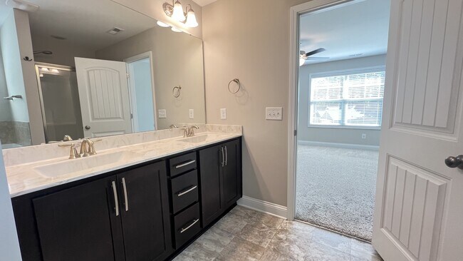 Building Photo - 550 Hampstead Pl