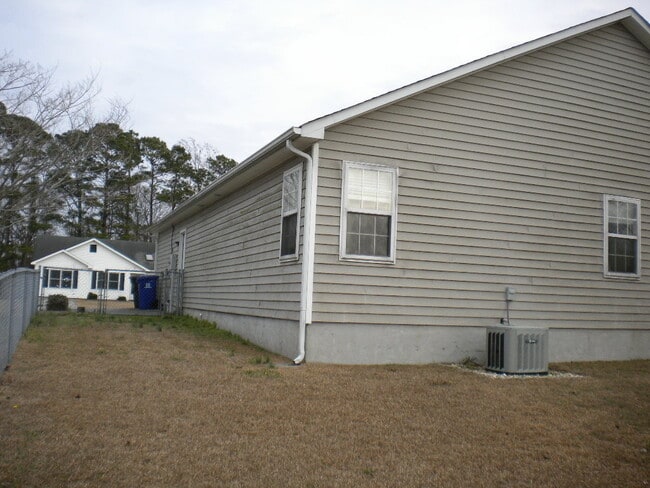 Building Photo - 813 S Dogwood Ln