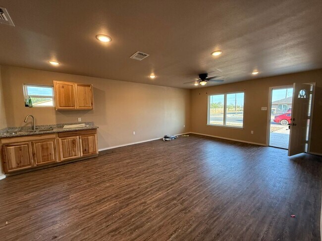 Building Photo - AMRR: East Lubbock Home ready for Immediate move in!