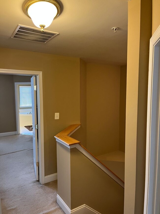 Building Photo - 3BR Townhome in Abingdon: Deck, Assigned Parking, Pool, Gym + W/D