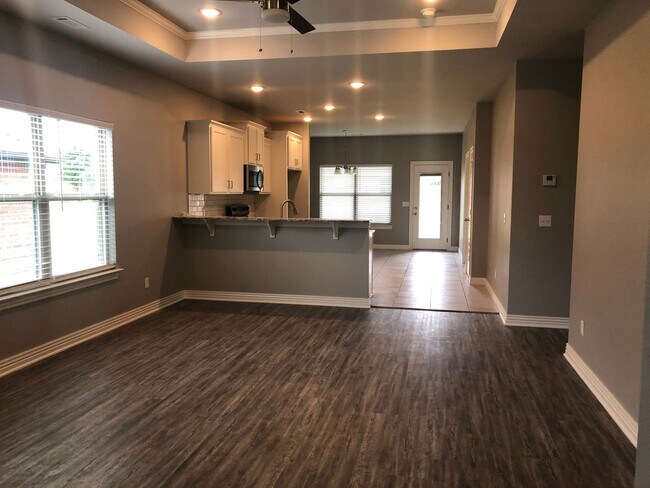 Building Photo - BEAUTIFUL BENTONVILLE HOME - LARGE FENCED IN YARD - GREAT LOCATION