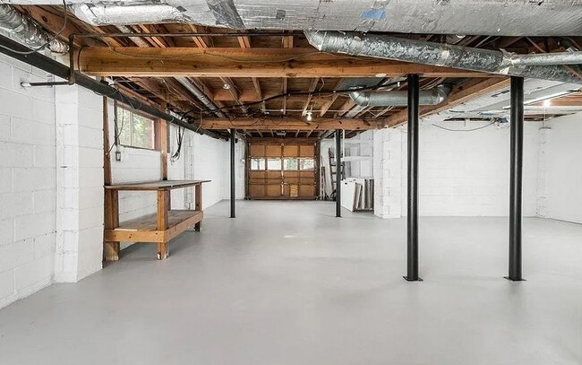 Building Photo - 5090 Heather Rd SE