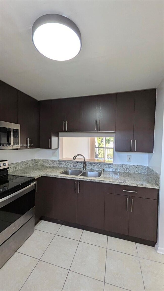 Building Photo - 10865 SW 112th Ave