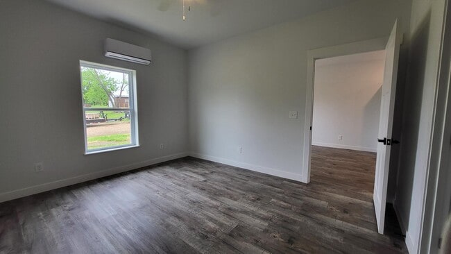 Building Photo - 36 N Swan St