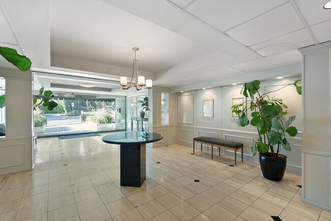 Building Photo - 906 N Doheny Dr