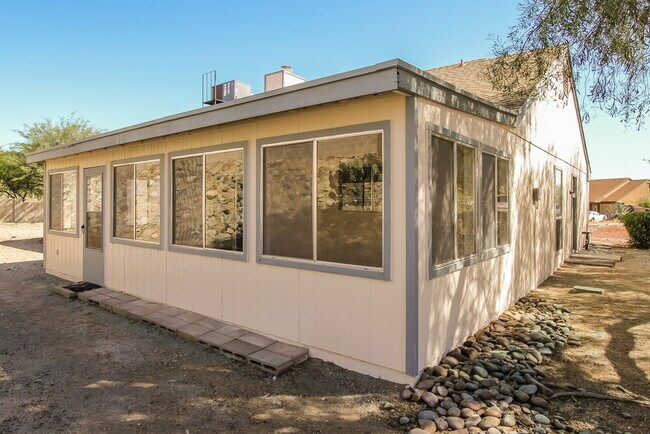 Building Photo - 2690 W Saddle Ranch Pl