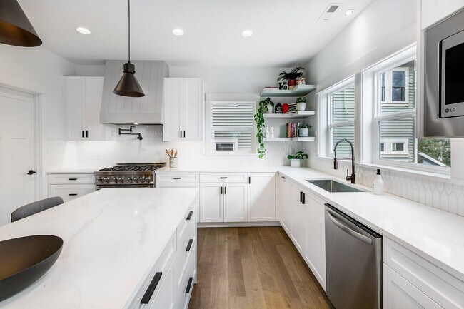 Building Photo - Gorgeous 4 Bed/3.5 Bath with Beautiful Fin...