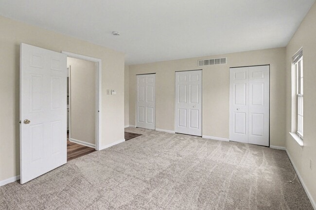 Building Photo - Beautiful Spacious Townhome