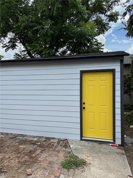 Building Photo - 834 Vallette St