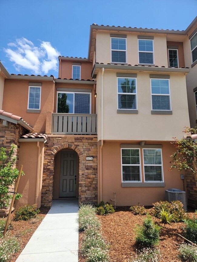 Building Photo - Beautiful 3 story home with 4 bedrooms 3.5...