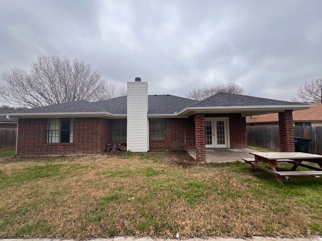 Building Photo - Open Floor Plan!