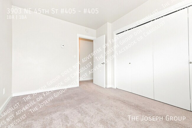 Building Photo - 3903 NE 45th St