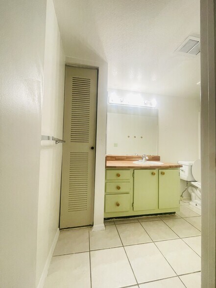 Building Photo - 2736 S University Dr