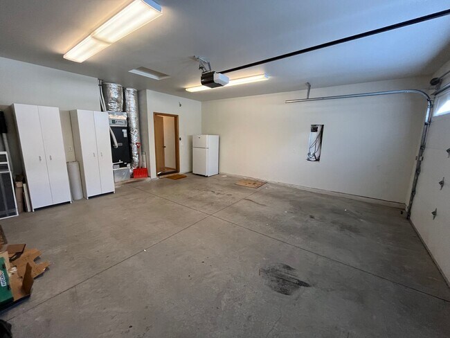 Building Photo - Spacious 3 Bed/3.5 Bath Home with Two Prim...