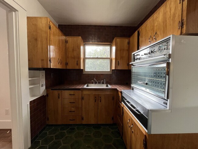 Building Photo - Character-Filled 2-Bedroom Home with Vintage Charm & Bright Living Spaces